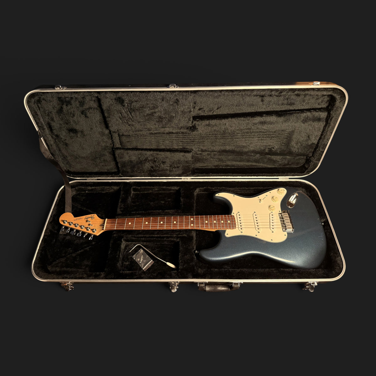 1987 American Standard Stratocaster • Gun Metal Blue Metallic • 3,5kg