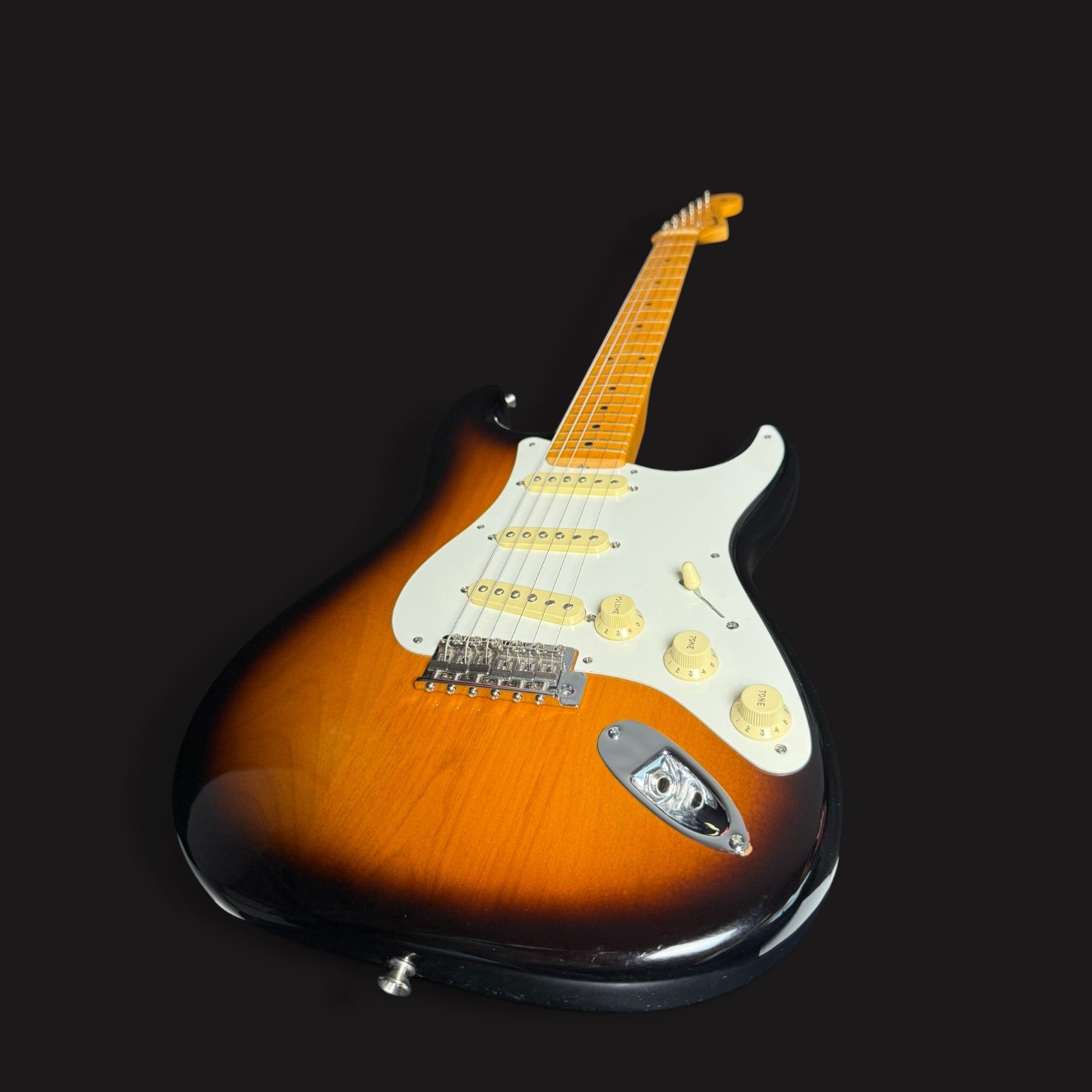 2024 Fender American Vintage II 1957 Stratocaster – 2-Color Sunburst – 3,4kg